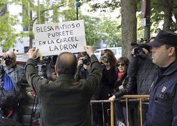 Un grupo de personas se han concentrado esta mañana en la entrada del TSJM.  / Efe | atlas