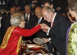 Elena Poniatowska (i) recibe el Premio Cervantes de manos del Rey. / Efe