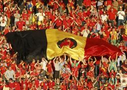 Varios seguidores con un bandera de Bélgica. / Yves Herman (Reuters)