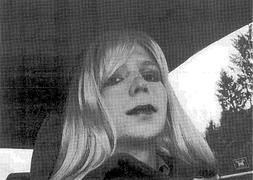 Manning, en una imagen conseguida por el Ejército, vestido de mujer en 2010. / Reuters