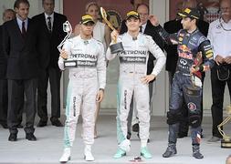 Hamilton y Rosberg, con el mono de Mercedes, junto con Ricciardo, de Red Bull. / EFE