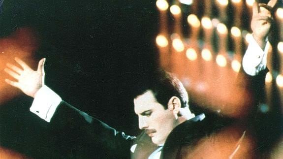 Freddie Mercury, durante un concierto. 