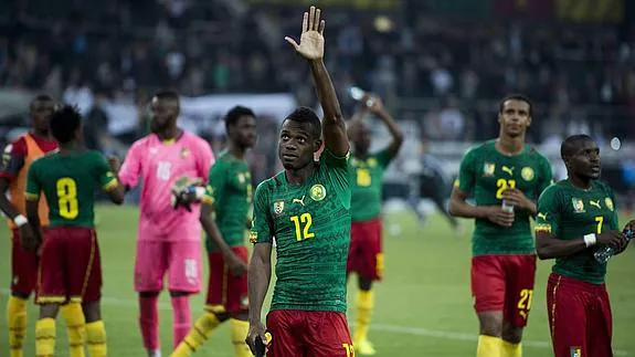 Los jugadores de Camerún saludan en un amistoso. 