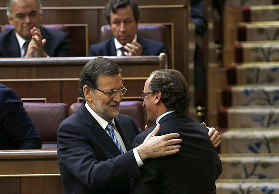 Mariano Rajoy y Alfonso Alonso se saludan tras su intervención en el Congreso de los Diputados. 