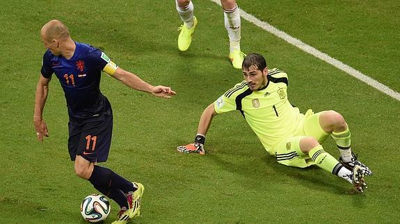 Robben (i) regate a Casillas. 