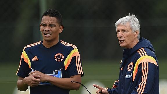 Carlos Bacca, junto a José Pekerman. 