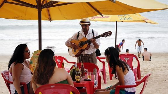 Turistas en la playa de Iracema, en Fortaleza. 