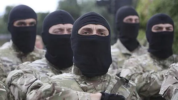 Jóvenes reclutas del batallón especial de voluntarios ucranianos "Azov"