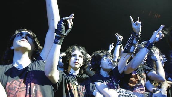 Asistentes a un concierto de Motörhead en Gijón.