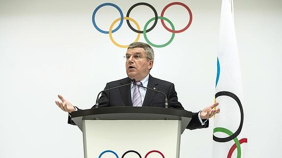 El presidente del COI, Thomas Bach, anuncia las ciudades candidatas a los Juegos Olímpicos de Invierno de 2022. 