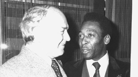 Alfredo Di Stéfano conversa con Pelé. 