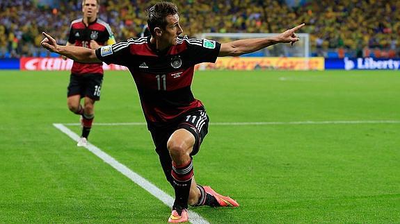 Klose celebra su gol 16 en los mundiales. 