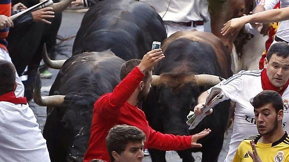Peligroso 'selfie' en el quinto encierro de San Fermín