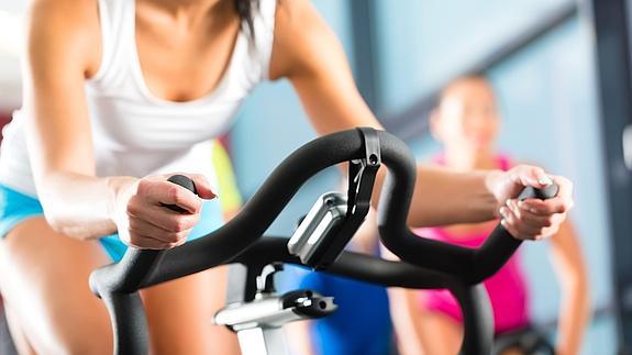 Una mujer, en clase de spinning 