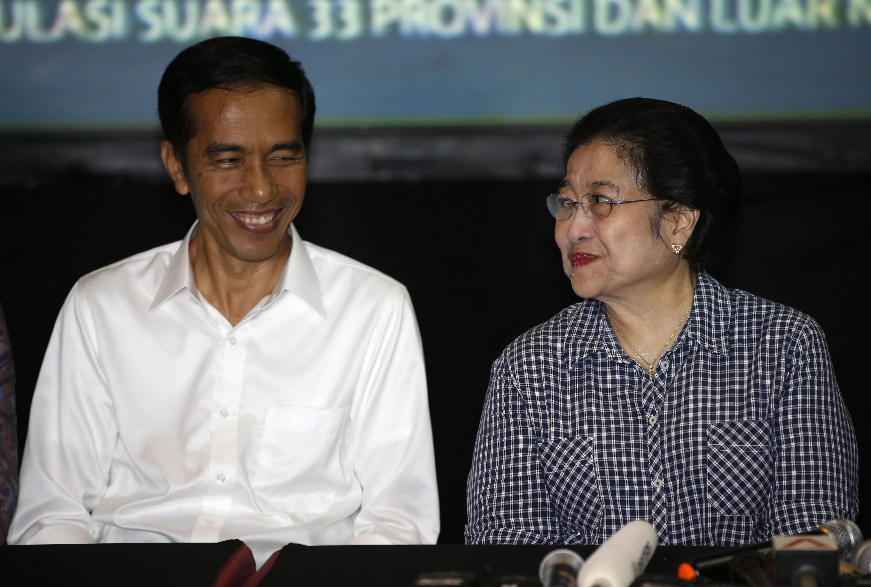 El gobernador de Yakarta, Joko Widodo, junto a la presidenta de su partido. 