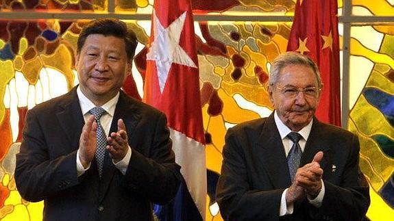 Xi Jinping, con Raúl Castro.