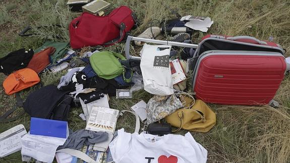 Algunos objetos personales de los pasajeros del MH17. 