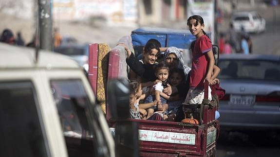 Familias palestinas abandonan sus casas en Gaza. 