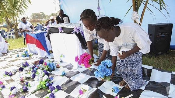 Flores en memoria de las víctimas del virus de ébola. 