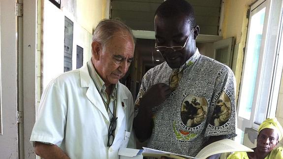 El padre Miguel Pajares, junto al religioso de Ghana George Combey en Monrovia (Liberia).