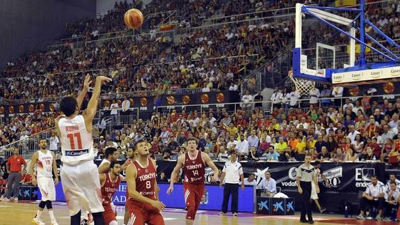 Ricky Rubio realiza un lanzamiento ante Turquía 