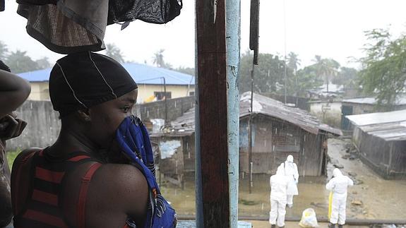 Una mujer liberiana en una zona afectada por el ébola. 
