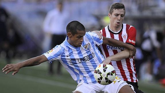 Rosales (i) y Munian pelean por un balón. 