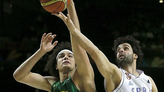 Milos Teodosic (derecha) lucha por un balón con el brasileño Anderson Varejao./ 