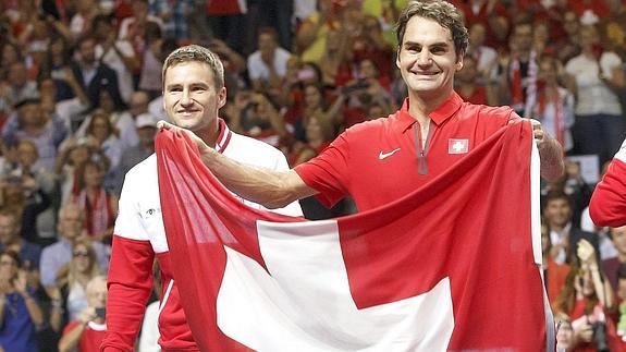 Federer (d) celebra la victoria de Suiza en semifinales. 