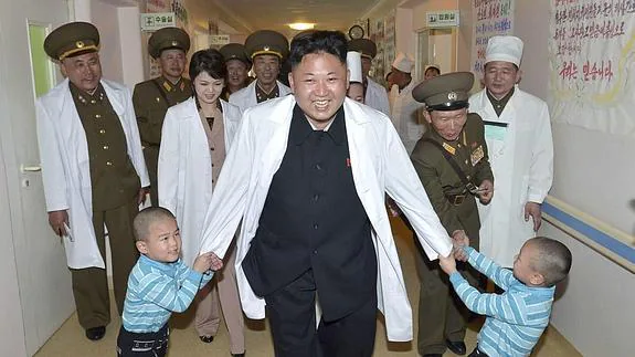 Kim Jong-Un, durante su visita al hospital.