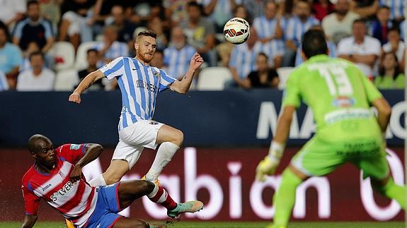 Antunes golpea el balón. 