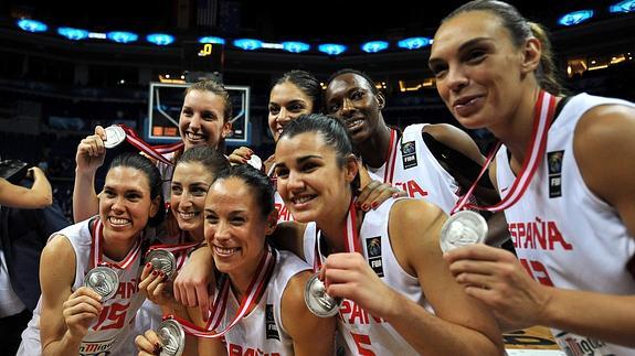 Las españolas muestran su medalla de plata. 