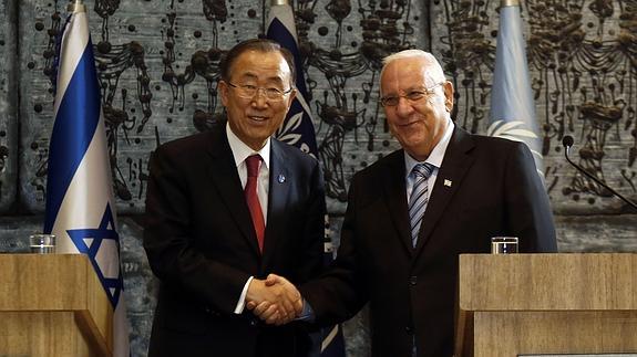 Ban Ki-moon estrecha la mano del presidente israelí. 