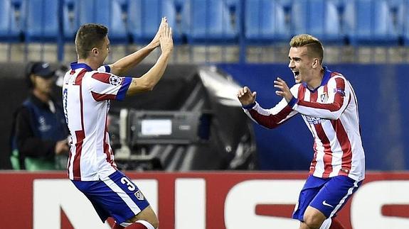 Siqueira celebra junto a Griezmann uno de los tantos del Atlético 