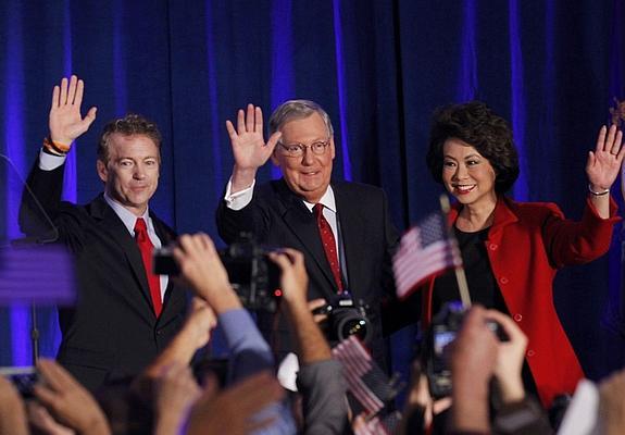 Los senadores Rand Paul y Mitch McConnell celebran los resultados. 