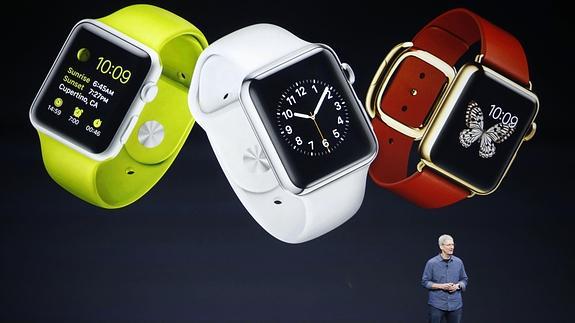 El CEO de Apple, Tim Cook, presenta sus relojes inteligentes.