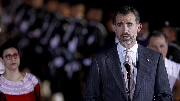 Felipe VI habla a su llegada hoy al Aeropuerto Internacional del estado de Veracruz. 