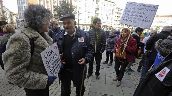 Concentración en Vitoria para evitar el desahucio de una mujer.