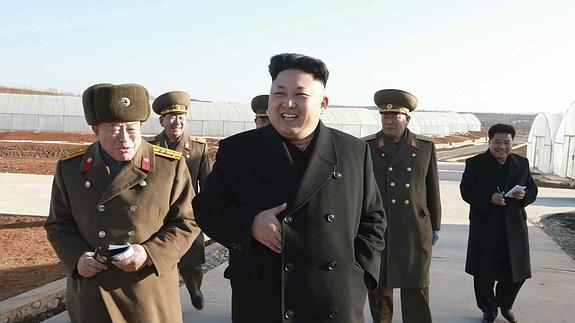 Kim Jong-un visita una unidad militar. 