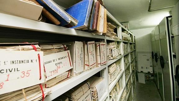 Estanterias repletas de sumarios de antiguos casos.