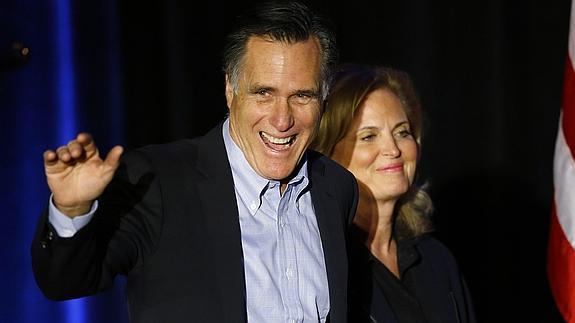 Mitt Romney, junto a su esposa. 