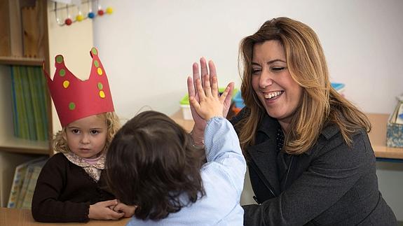 Susana Díaz visita una guardería. 