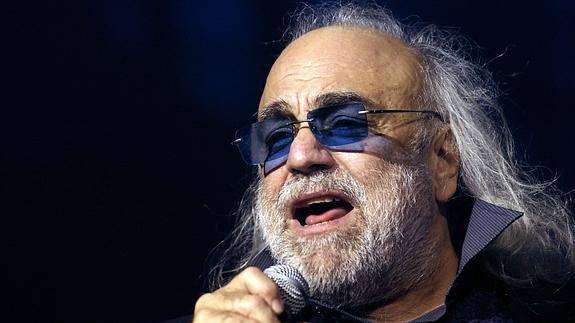 El cantante Demis Roussos. 