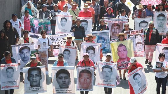 Familiares de los 43 estudiantes de Ayotzinapa, durante una protesta. 