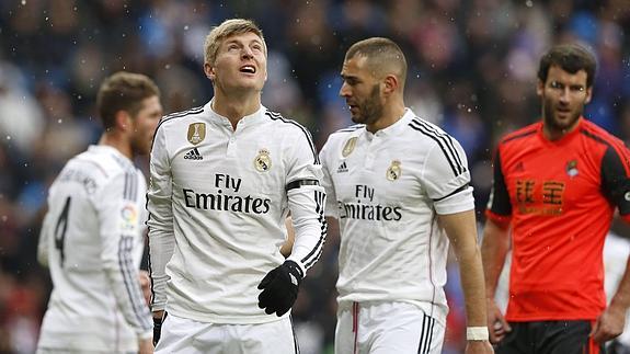 Toni Kroos (i) y Benzema, durante el partido contra la Real. 