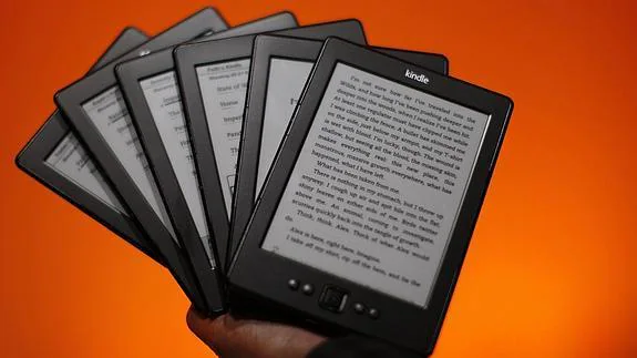 Varios lectores de Kindle.