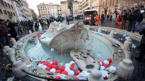 Vista de la fuente de la Barcaccia después de que un grupo de aficionados del Feyenoord se enfrentara a la policía italiana EFE