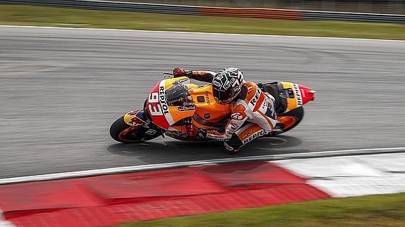 Marc Márquez rueda en Sepang. 