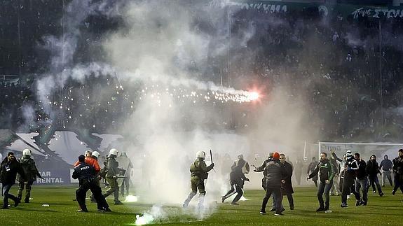 Enfrentamientos entre hinchas del Panathinaikos y el Olympiakos en las gradas. 