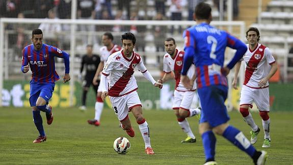 Alberto Bueno conduce el balón. 